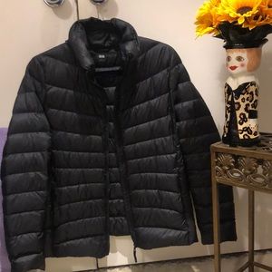 Uniqlo lightweight puffer style jacket.  Great for Traveling.